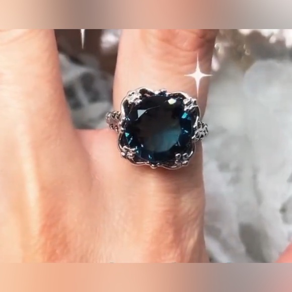 Beautiful ring - Picture 5 of 6